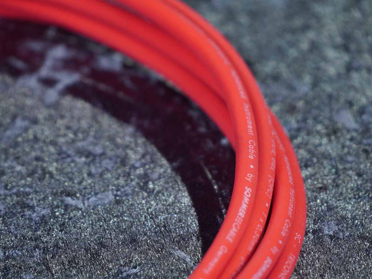 Instrumentenkabel Sommer 'Tricone XXL' rot - Neutrik Klinke auf Winkelklinke schwarz