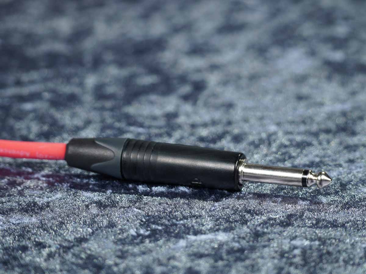 Instrumentenkabel Sommer 'Tricone XXL' rot - Neutrik Klinke auf Winkelklinke schwarz